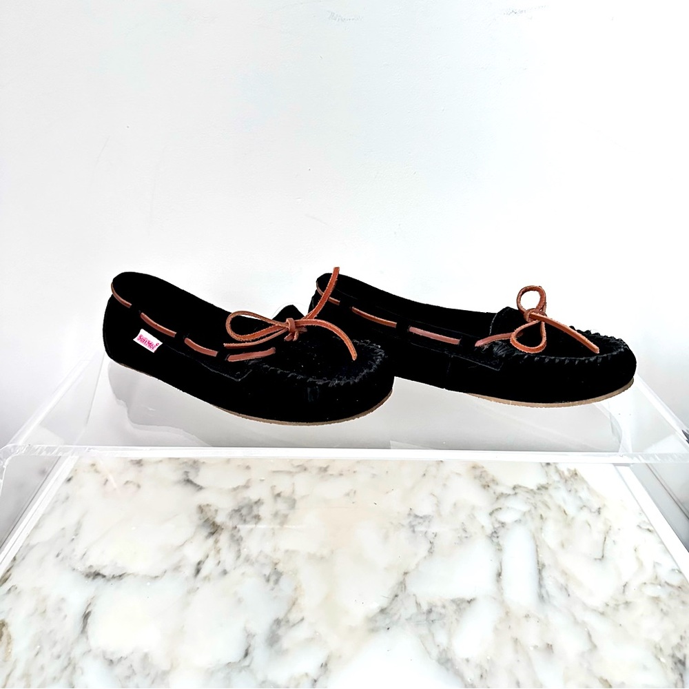 SoftMoc Black suede flat close toe shoes leather laces  Women’s Slip On Moccasin